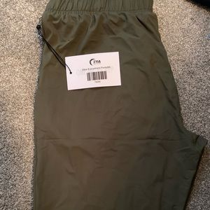 Zyia Olive everywhere pants size medium.  Never worn.